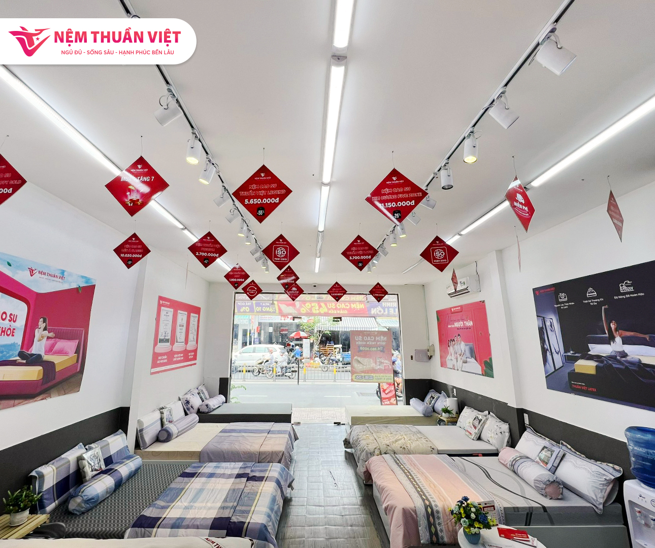không gian chuyên nghiệp showroom Nệm Thuần Việt